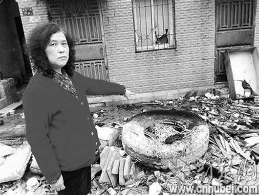 武汉钉子户为阻止强拆 点燃油弹抛向拆迁人员