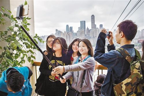 踩吊桥 享乡野乐趣