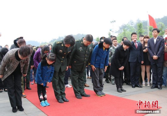 <em>毛新宇</em>少将携家人回韶山祭祖 妻子<em>儿女</em>名字曝