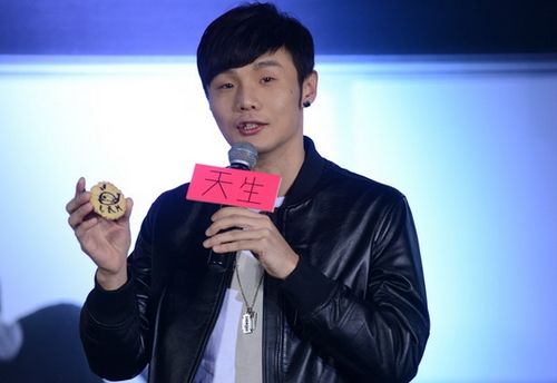 李荣浩出道2年收入1700万 高调暧昧杨丞琳