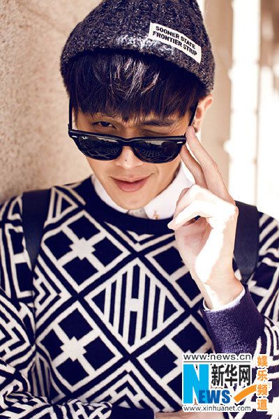 张若昀曝早春街拍 温暖潮搭尽现鲜肉气质