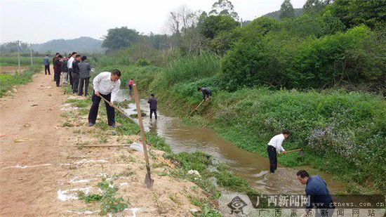 农行苍梧县大坡分理处积极参与清洁水源活动(