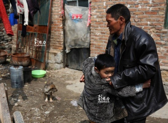 男孩与精神病母亲被关8年 不会说话(图)