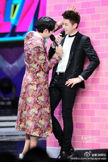 快乐大本营吴亦凡陈伟霆 壁咚 被删照曝光