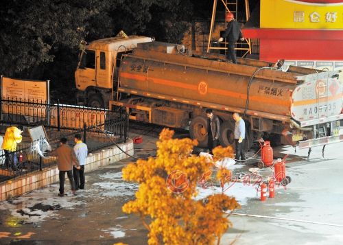 长沙一加油站设备突发故障 2000多升燃油泄漏