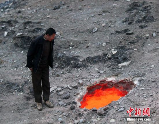 乌鲁木齐现火山口 2米开外热浪袭人