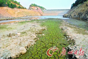 河源鹤湖水库见底 县城停水半月消防车每天送