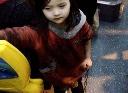 4岁女孩手拿铁链乘公交光脚乘车引人猜测