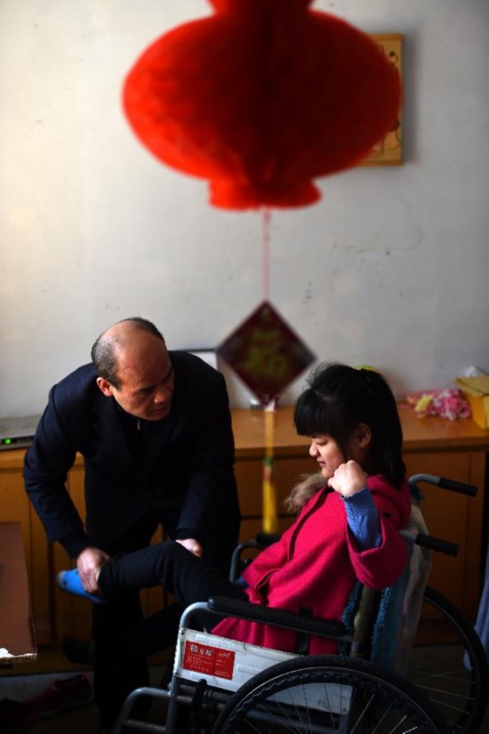 六安:脑瘫女孩用脚趾写7万余字励志小说