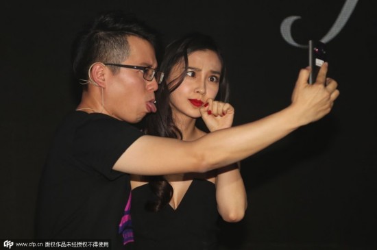 Angelababy黑色抹胸裙性感捞金 玩自拍变斗鸡