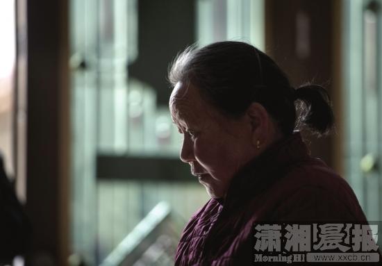 铁链女孩名叫琪琪 在外婆身边长大 去年被妈