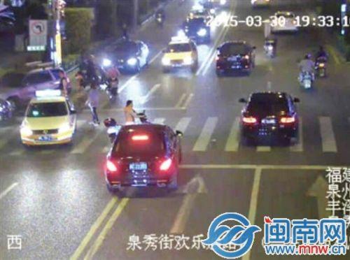 黄先生提供的监控抓拍照片显示，车辆违章压线地点为泉秀街欢乐笛路口