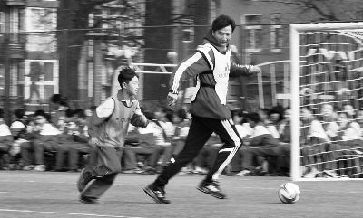 东城区中学足球联盟成立 球星进校园传艺(图)