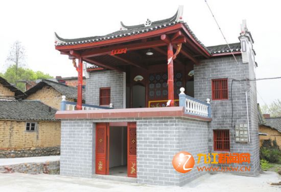 祠堂对面是万年台（戏台）。
