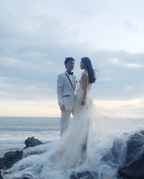 "安陵容"陶昕然晒婚纱照 海边礁石上深情对望