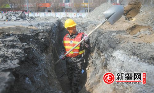 乌鲁木齐阿勒泰路-西北路开始人工挖探坑