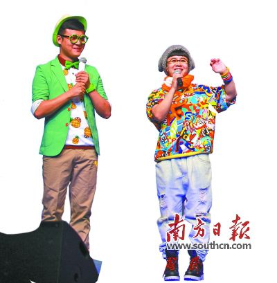 央视著名主持人刘纯燕（金龟子）、刘波（青蛙王子）在作推介。徐乐乐