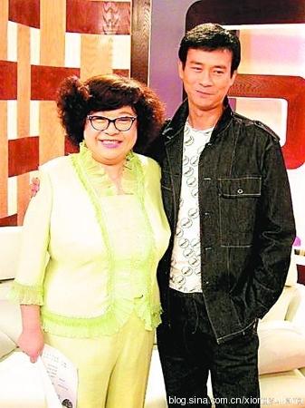 离婚后,郑少秋跟官晶华自组家庭,但仍然对爱女郑欣宜爱护有加