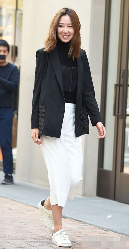 孝真朴山多拉sistar现身捞金 孔孝真黑衣白裤干