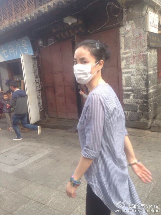 王菲李嫣大理逛街疯狂追拍 天后无奈狂奔逃离