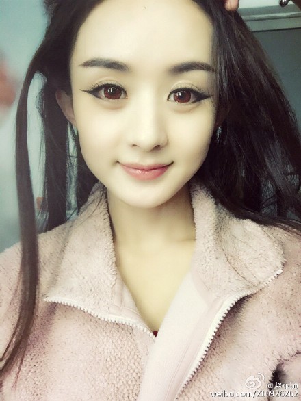 高圆圆仰拍被称下得了黄土地 赵丽颖红眼美瞳