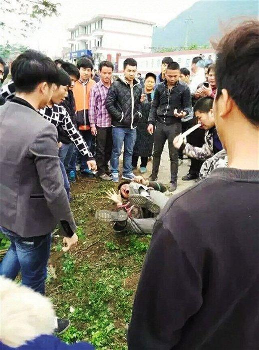 男子认错女儿被群殴 被曝与小三所生女儿被拐