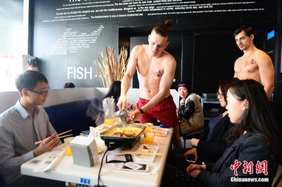 外籍男模半裸变身餐厅 服务员 顾客享 女王 待遇