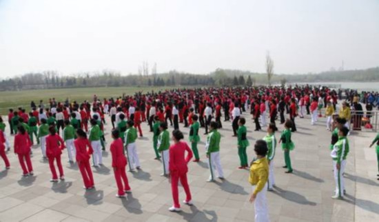 千名广场舞大妈呼唤子女爱我就陪我看电影