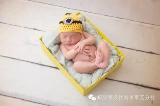 军人父亲为儿子拍照 宝宝穿迷你军装萌太十足