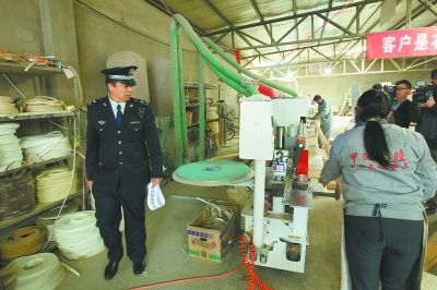 喷漆直排 两家具厂近期被大兴环保局查封