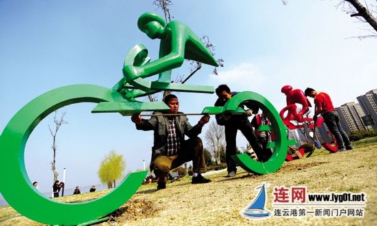 连云港东海西双湖骑自行车雕塑美化城区