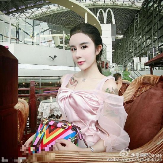 15岁萌妹子李蒽熙整容变蛇精 高调炫富私照全
