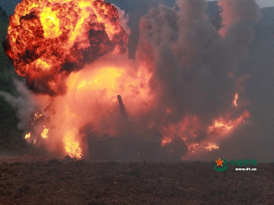 解放军96A坦克穿越炮火封锁区 似战争大片(图