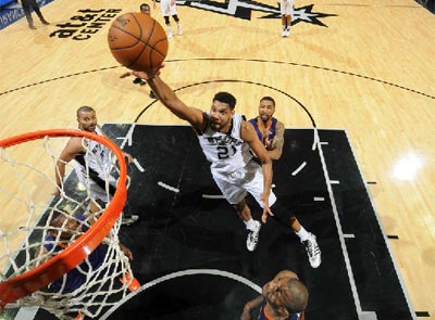 邓肯里程碑马刺轻取太阳 11连胜升西部第二