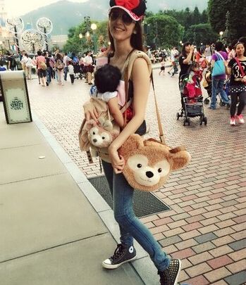 吴佩慈带爱女逛街两个佣人同行帮照顾(图)