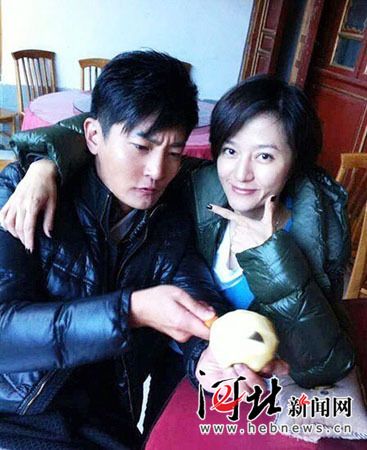 郭京飞鲍莉夫妇神秘亮相三亚机场 疑似录制真人秀--安徽频道--人民网