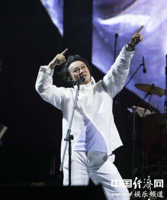 陈奕迅南京演唱会摇控阿妹小巨蛋打喷嚏--人