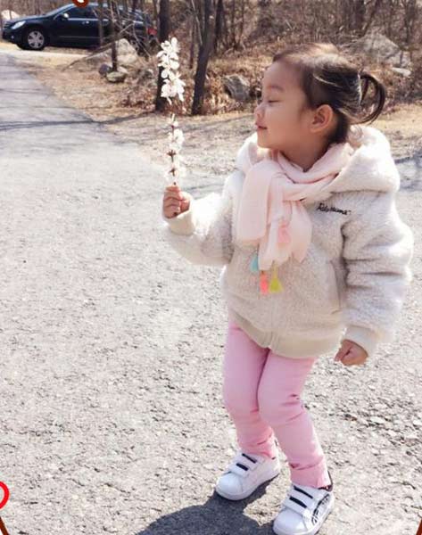 甜馨陪李小璐拍戏 造型淑女难掩本性!(图)