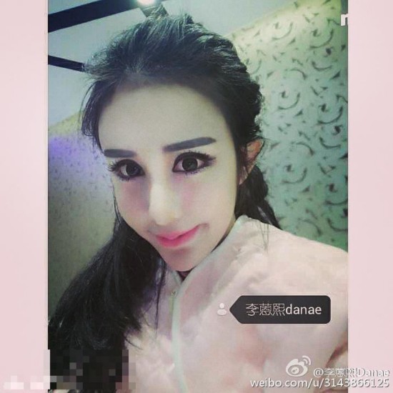 近日,自称15岁的李蒽熙在微博走红,原本清纯可爱的她曝光整容照