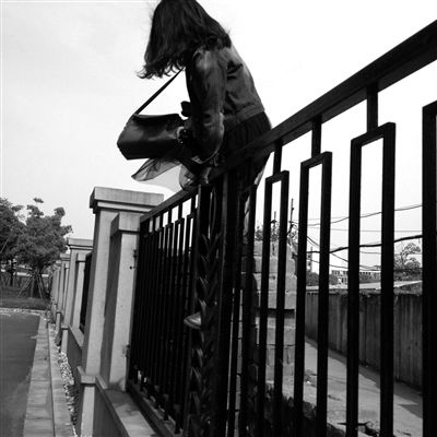 杭州一小区居民每天翻墙出入 早高峰需排队