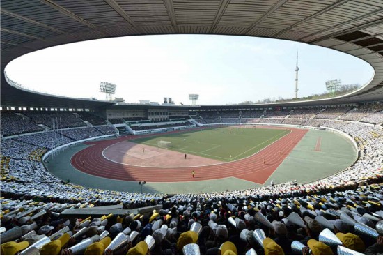 朝鲜领导人金正恩观看足球赛 李雪主时隔4月露