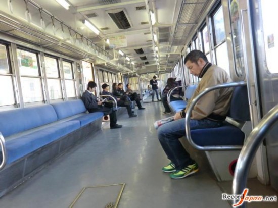 日媒:地铁里让人反感的行为举止有哪些?