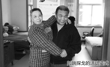 这就是爱!妻子岳父双双偏瘫 上门女婿照顾十多