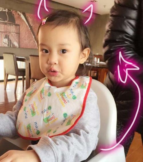 甜馨陪李小璐拍戏 造型淑女难掩本性!(图)