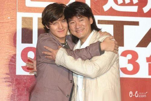 龚琳娜儿子搞怪庆生吃香肠遭调侃 明星混血儿