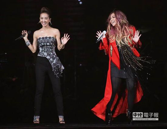 <em>蔡依林</em>与<em>张惠妹同台</em>表演 曝对方喝酒练唱功(图