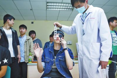 作业人员正在给门生做目力审查