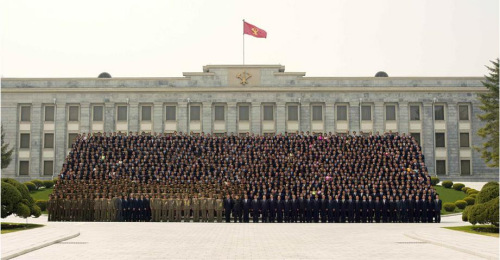 金正恩与轻型飞机开辟者合影赞获得惊人成绩(图)