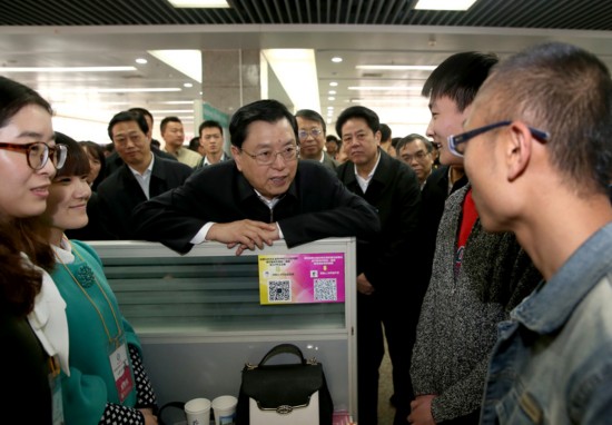 张德江在河南调研职业教育 与同学们亲切交谈