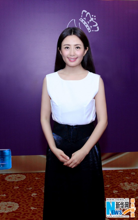 杨童舒黑白简装典雅现身 笑容甜美引现场拥挤